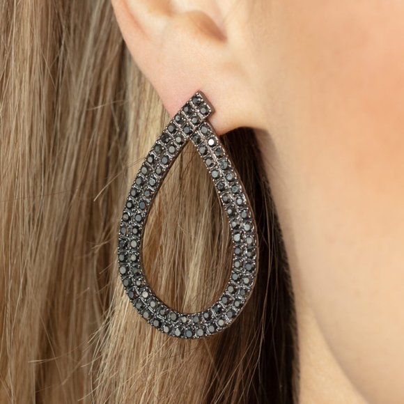 paparazzi Jewelry - Diva Dust - Black Earrings